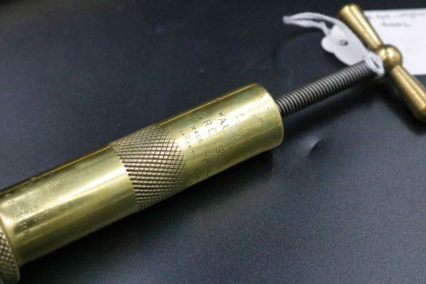 05 - 102.5_Vintage brass screw grease gun_98340