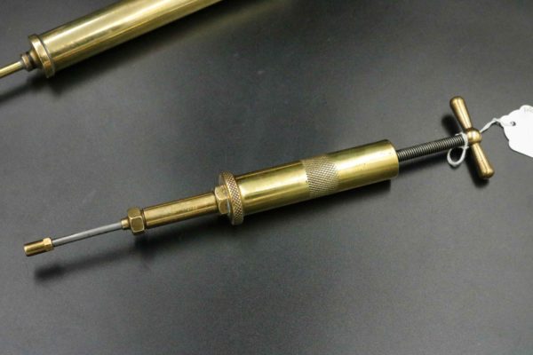 05 - 102.6_Vintage brass screw grease gun_98340