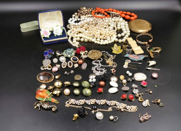 05 - 112.1_A collection of vintage costume jewellery_98350