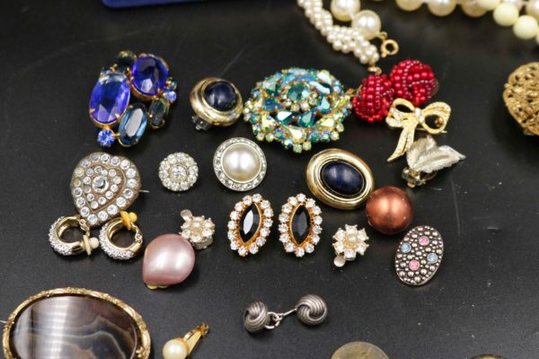05 - 112.3_A collection of vintage costume jewellery_98350