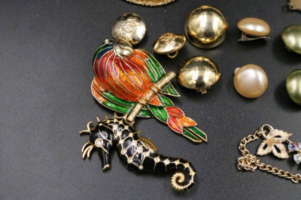 05 - 112.4_A collection of vintage costume jewellery_98350