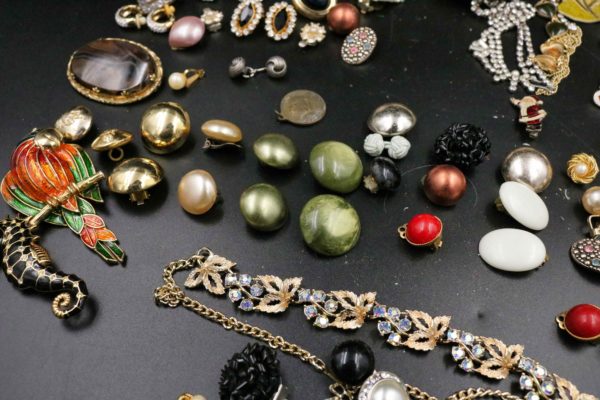 05 - 112.5_A collection of vintage costume jewellery_98350