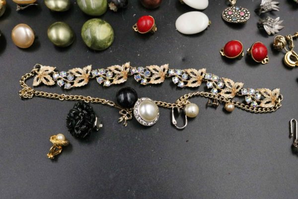 05 - 112.6_A collection of vintage costume jewellery_98350
