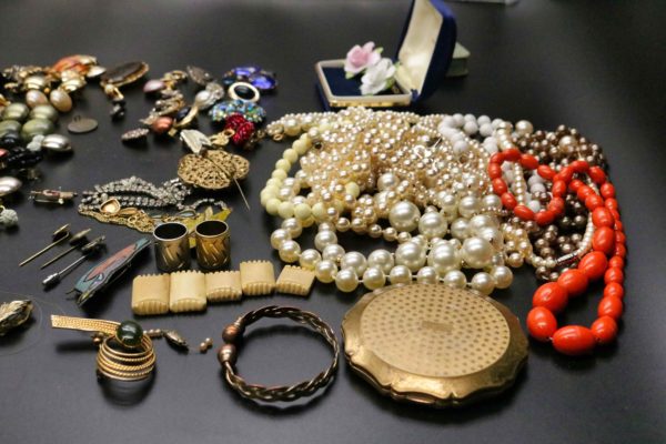 05 - 112.8_A collection of vintage costume jewellery_98350