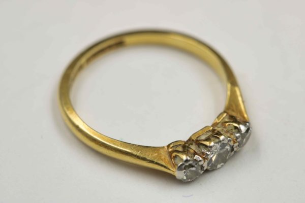 05 - 114.3_18ct gold diamond ring_98352