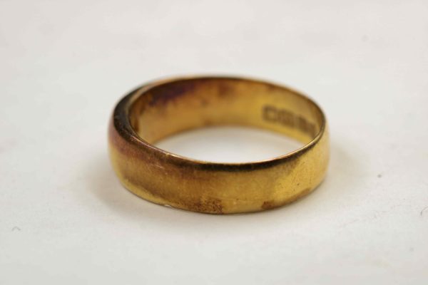 05 - 116.2_18ct gold band with diamond_98354