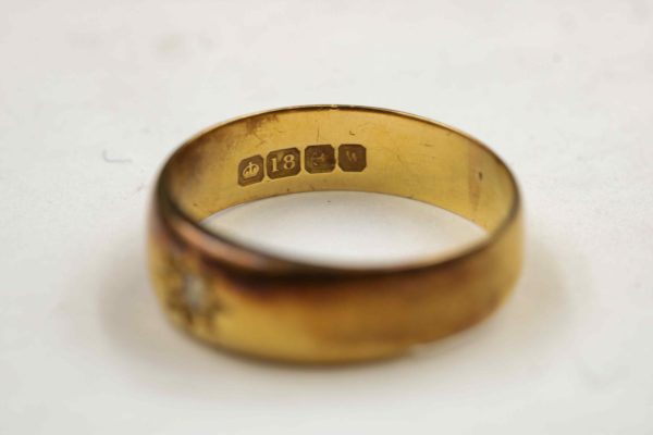 05 - 116.8_18ct gold band with diamond_98354