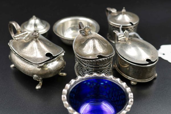 05 - 126.6_A collection of silver items_98364