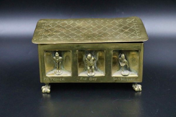 05 - 136.1_Brass trinket box featuring 3 Dickens characters_98374