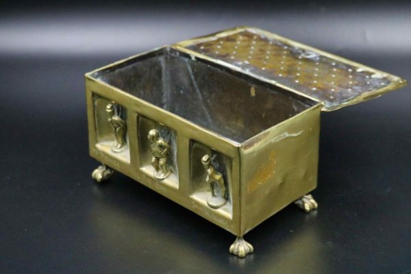 05 - 136.2_Brass trinket box featuring 3 Dickens characters_98374