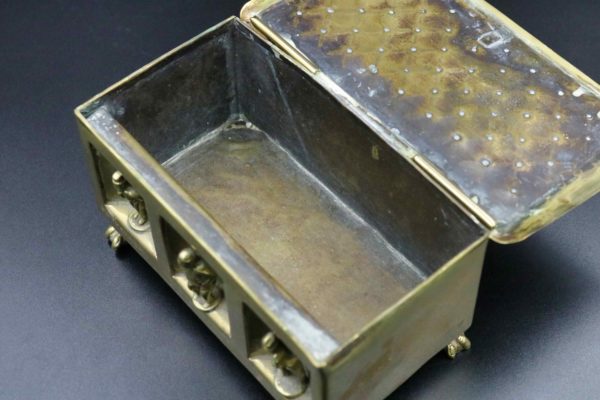 05 - 136.3_Brass trinket box featuring 3 Dickens characters_98374