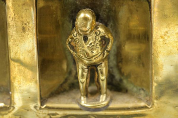 05 - 136.8_Brass trinket box featuring 3 Dickens characters_98374