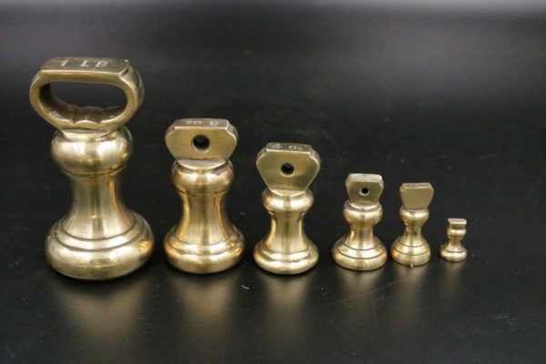 05 - 139.7_Set of Vintage brass weights_98377