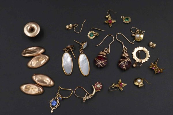 05 - 141.2_An Assortment of Gold Jewellery_95699