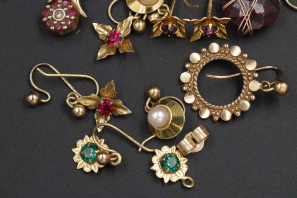 05 - 141.6_An Assortment of Gold Jewellery_95699