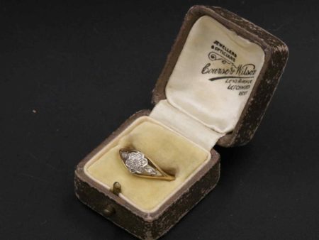 05 - 142.1_9Ct Gold Ladies Ring in Original Jewellers Box_95700
