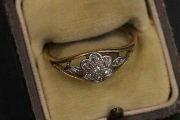05 - 142.3_9Ct Gold Ladies Ring in Original Jewellers Box_95700