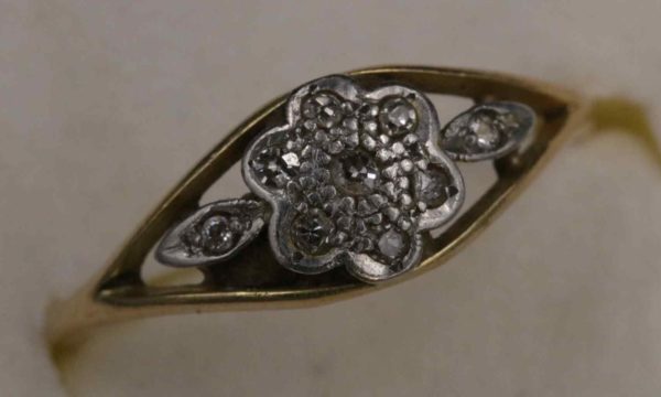 05 - 142.7_9Ct Gold Ladies Ring in Original Jewellers Box_95700