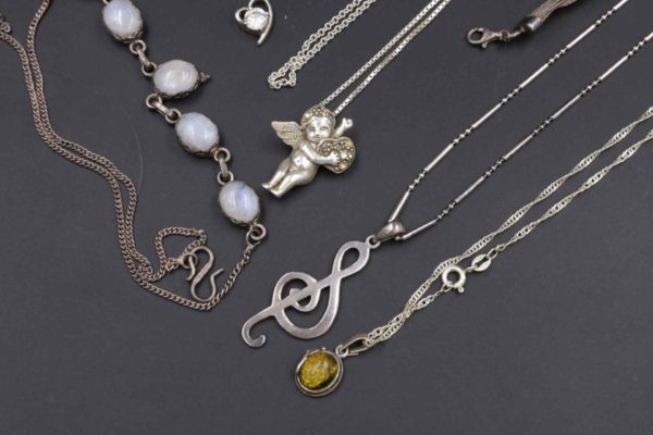 05 - 145.2_An Assortment of Silver Jewellery_95703