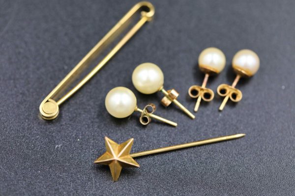 05 - 149.1_x2 pairs 9ct gold pearl earrings_98388