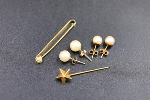 05 - 149.8_x2 pairs 9ct gold pearl earrings_98388