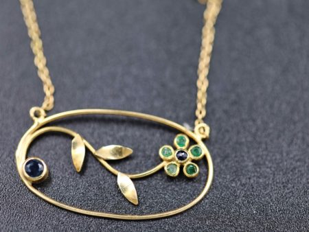 05 - 150.1_An 18ct gold necklace with a flower pendant_98389