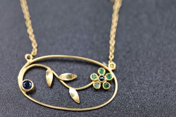 05 - 150.1_An 18ct gold necklace with a flower pendant_98389