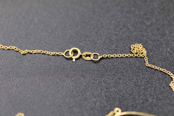 05 - 150.3_An 18ct gold necklace with a flower pendant_98389