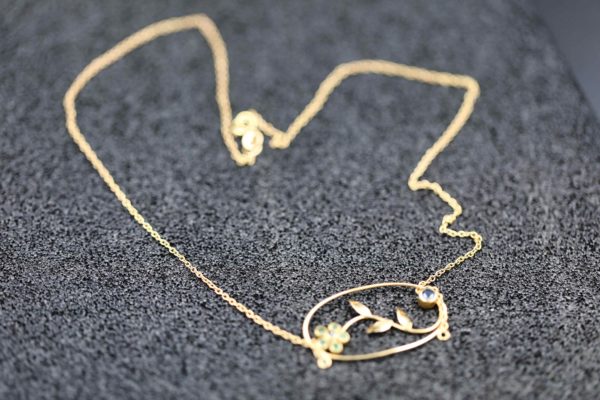 05 - 150.5_An 18ct gold necklace with a flower pendant_98389