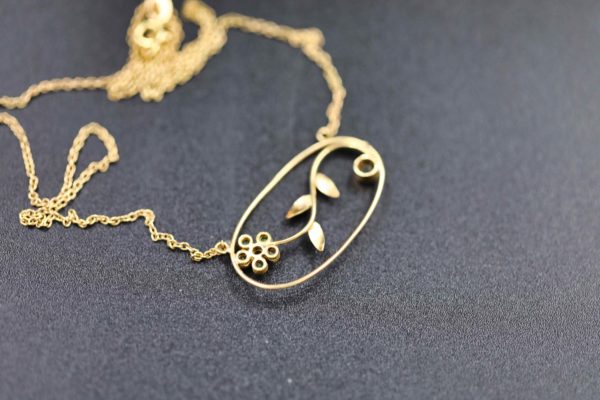 05 - 150.7_An 18ct gold necklace with a flower pendant_98389