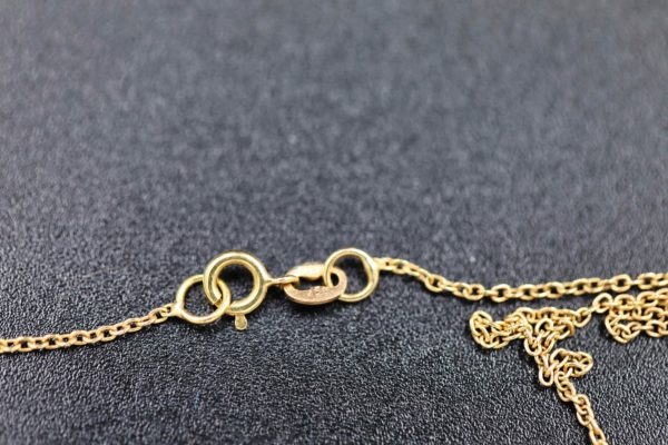 05 - 150.8_An 18ct gold necklace with a flower pendant_98389