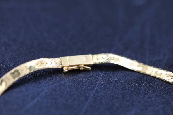 05 - 151.2_A 14ct gold jade and diamond bracelet_98390
