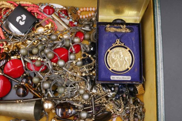 05 - 154.7_Large Lockable Jewellery Box with Contents_95712