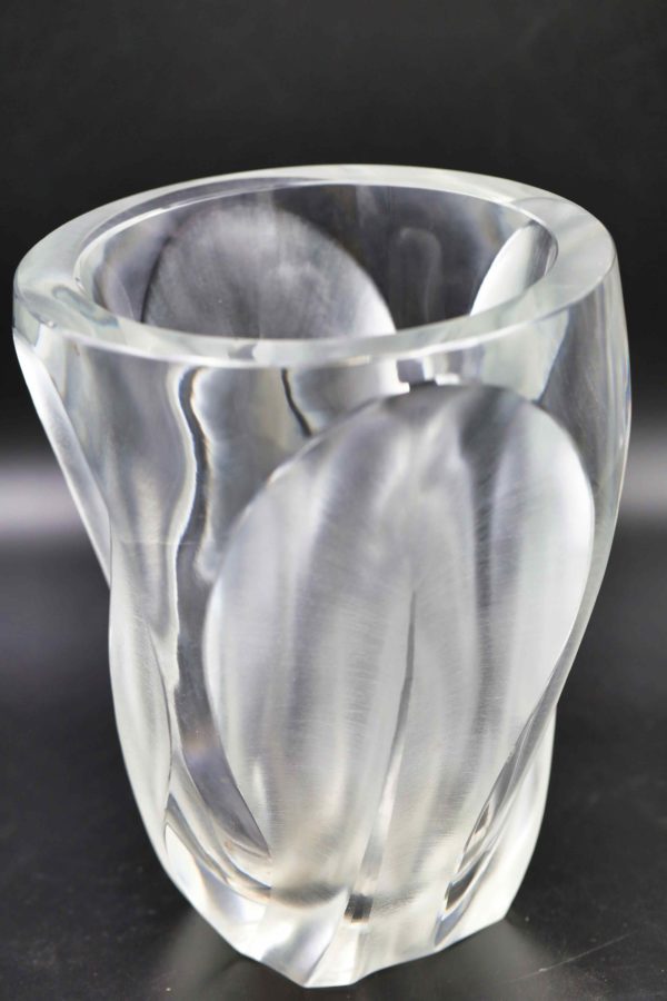 05 - 170.1_Large Lalique Ingrid glass vase_98409