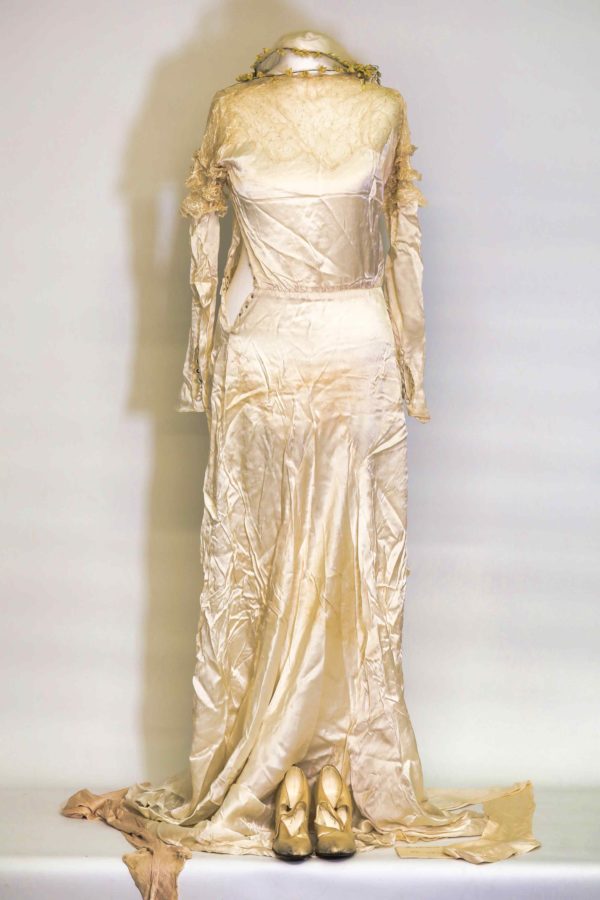 05 - 180.1_An original 1930s Silk Lace Wedding Dress_98428