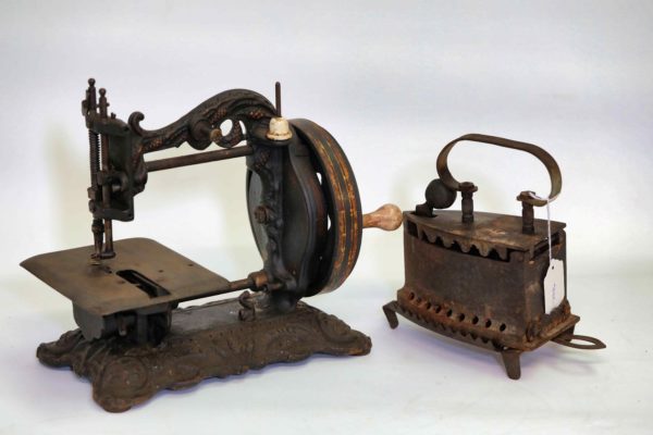 05 - 193.1_Antique cast iron sewing machine_98439