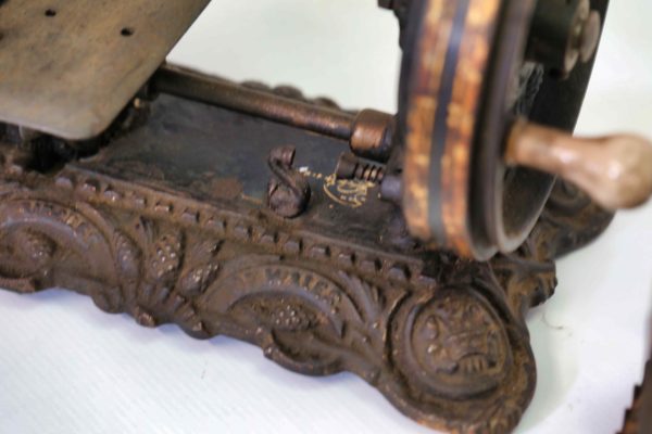 05 - 193.2_Antique cast iron sewing machine_98439
