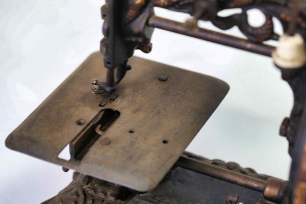 05 - 193.3_Antique cast iron sewing machine_98439