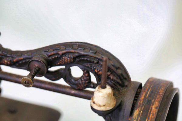 05 - 193.4_Antique cast iron sewing machine_98439