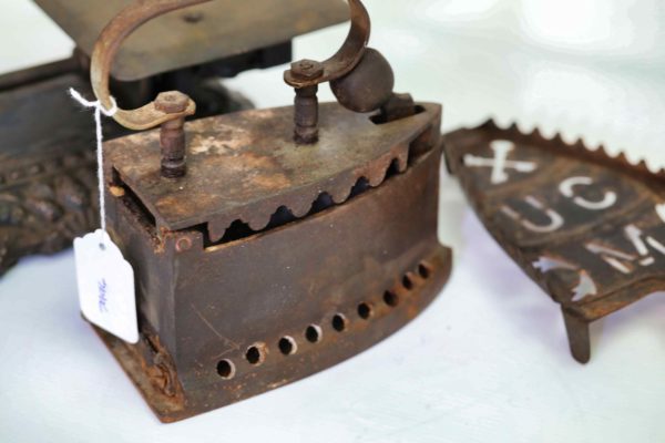 05 - 193.8_Antique cast iron sewing machine_98439