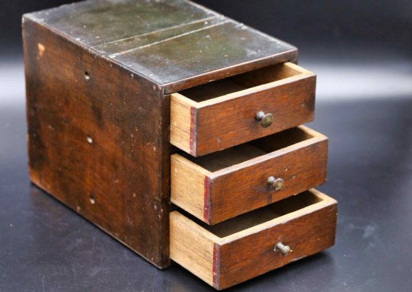 05 - 197.2_Small set of collectors drawers_98443
