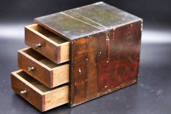 05 - 197.6_Small set of collectors drawers_98443