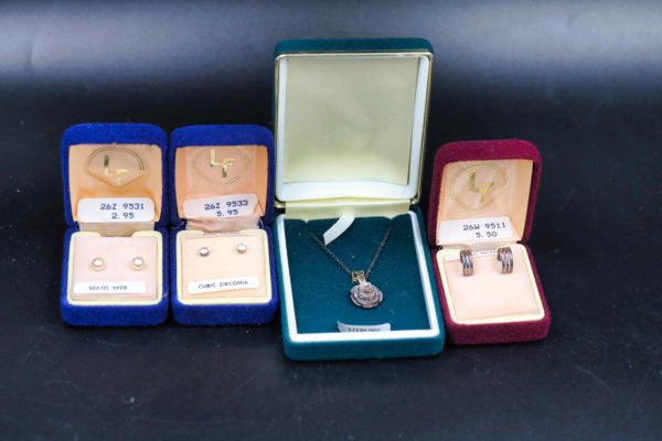 05 - 201.6_Large collection of 9ct gold silver jewellery in boxes_98447