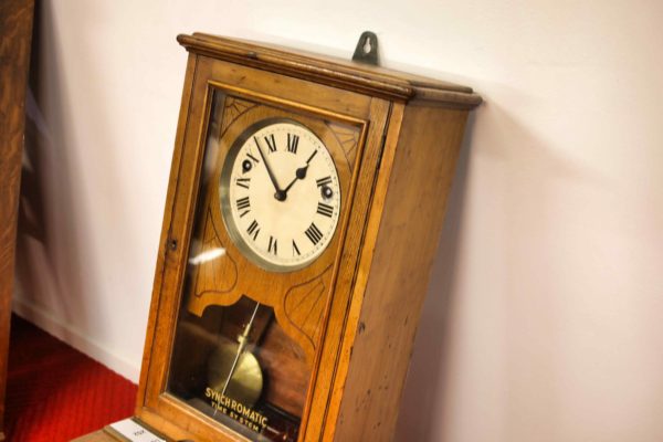 05 - 202.5_1920s Oak clocking in clock in lovely condition_98448