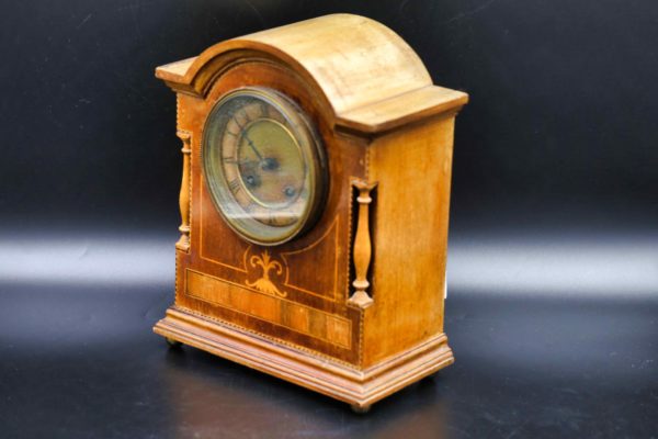 05 - 207.1_Vintage wooden mantel clock_98453