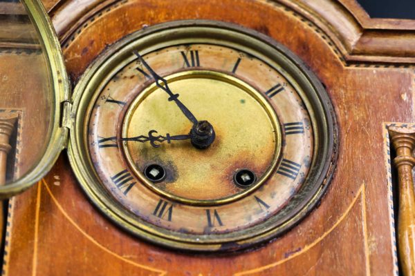 05 - 207.4_Vintage wooden mantel clock_98453
