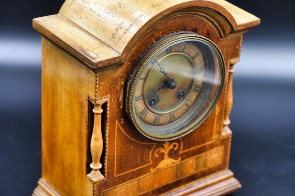 05 - 207.6_Vintage wooden mantel clock_98453