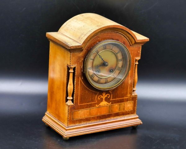 05 - 207.7_Vintage wooden mantel clock_98453