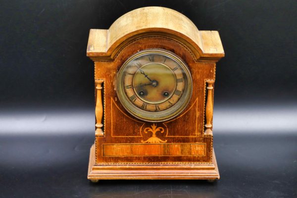 05 - 207.8_Vintage wooden mantel clock_98453