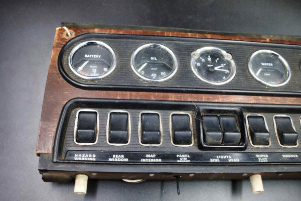 05 - 209.4_Original 1960s Jaguar dash board control panel_98455